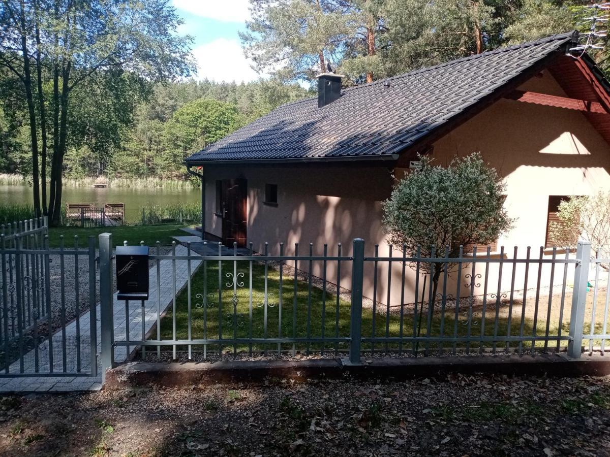 Urokliwy Domek Nad Brzegiem Jeziora Lubiatów Kültér fotó