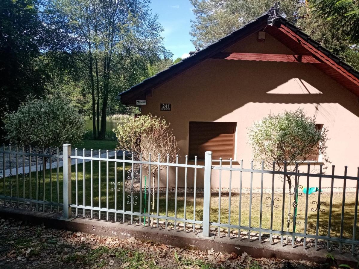 Urokliwy Domek Nad Brzegiem Jeziora Lubiatów Kültér fotó