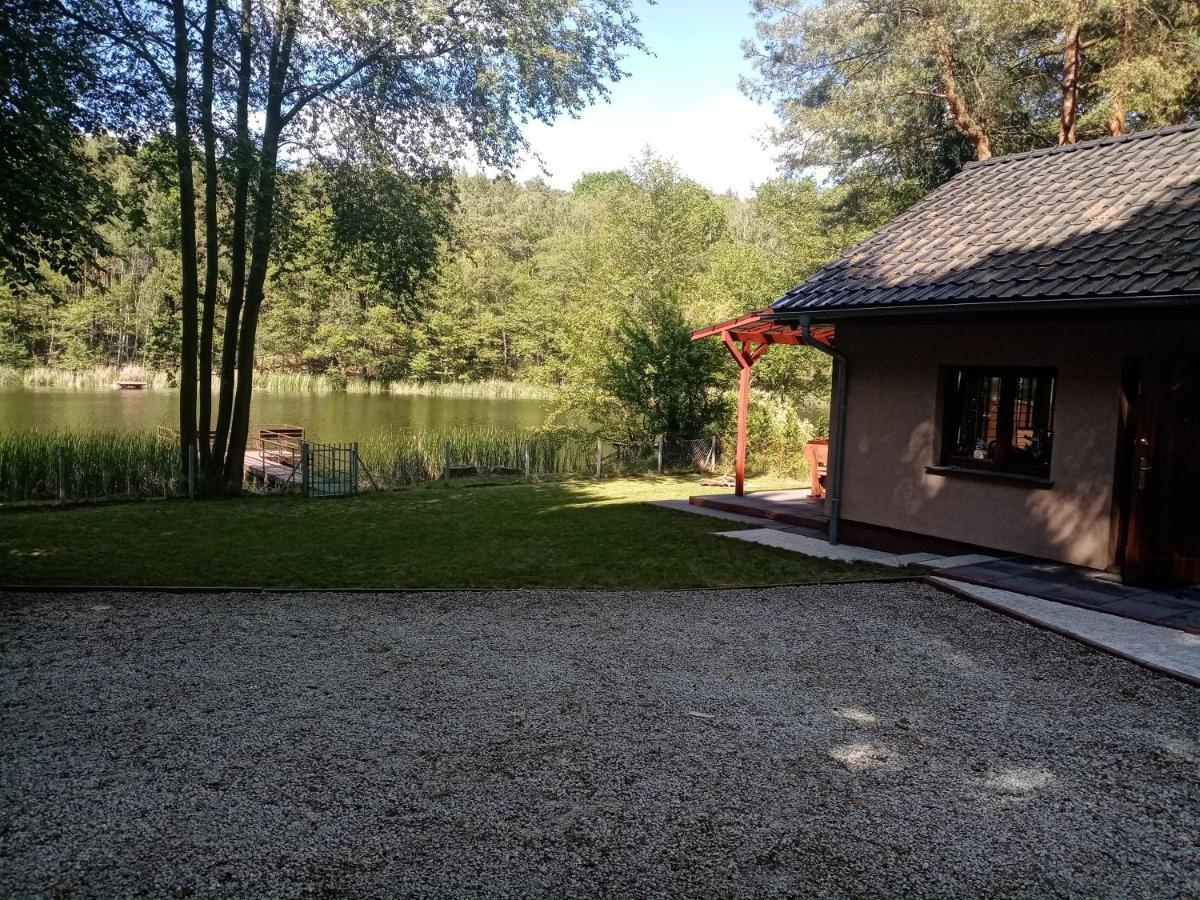 Urokliwy Domek Nad Brzegiem Jeziora Lubiatów Kültér fotó