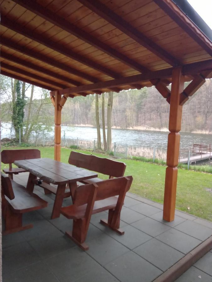 Urokliwy Domek Nad Brzegiem Jeziora Lubiatów Kültér fotó